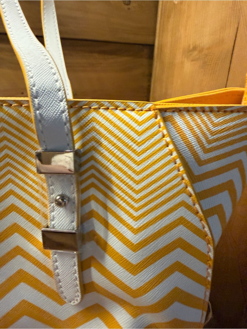 GUESS BNWT Yellow and White Chevron Tote with White Straps Bag Purse - Picture 6 of 13